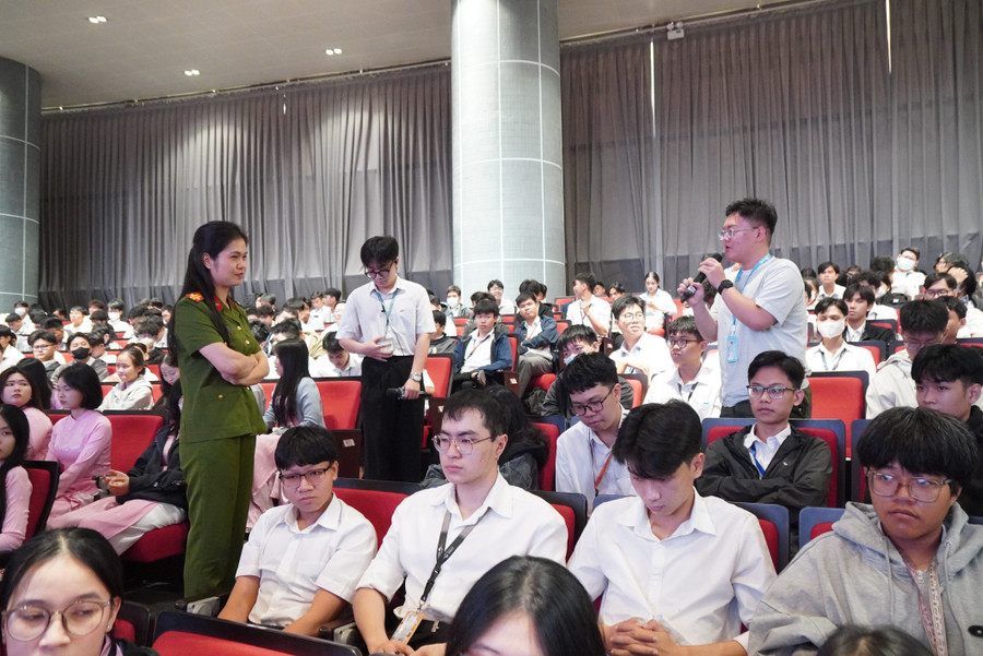 Báo cáo viên thuộc Cục Cảnh sát hình sự hướng dẫn, nâng cao nhận thức và kỹ năng phòng ngừa tội phạm cho sinh viên.