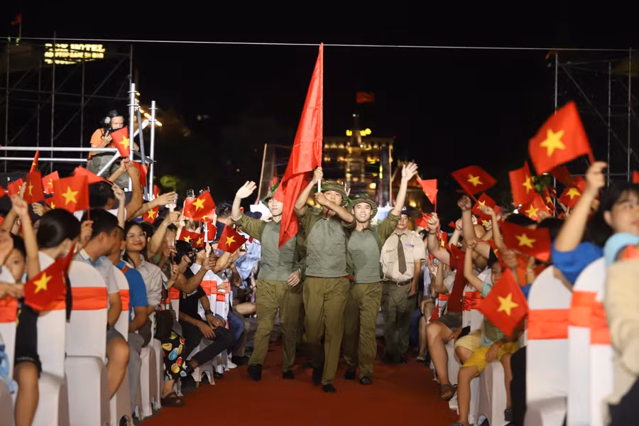 Các chiến sĩ đoàn quân giải phóng tiến về thủ đô trong sự hân hoan chào đón của đông đảo nhân dân. (Ảnh: Ngô Tùng)