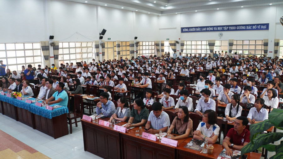 Các đại biểu và hơn 200 học sinh, phụ huynh tỉnh Tây Ninh tham dự chương trình. hoc-bong.jpg