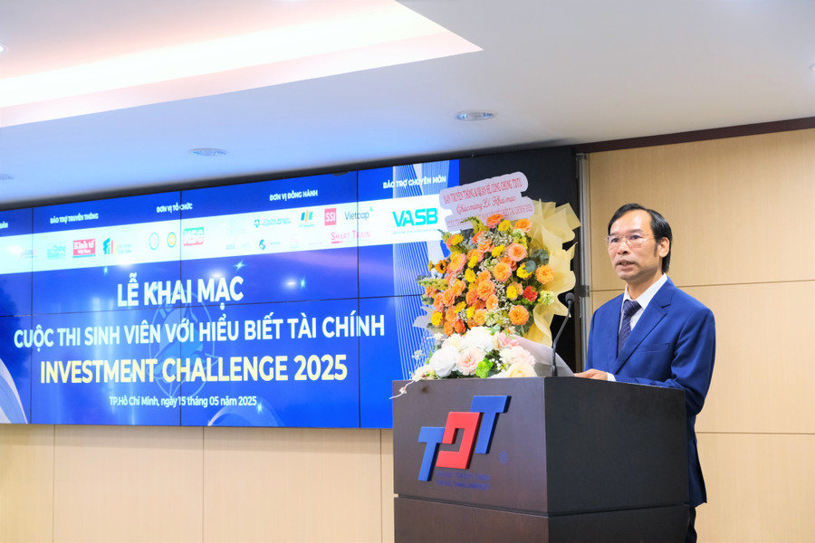 Ông Nghiêm Quý Hào - Giám đốc Trung tâm Nghiên cứu và Đào tạo Kinh tế Ứng dụng (Trường Đại học Tôn Đức Thắng) phát biểu khai mạc cuộc thi. Ảnh: TDTU dscf1792.jpg