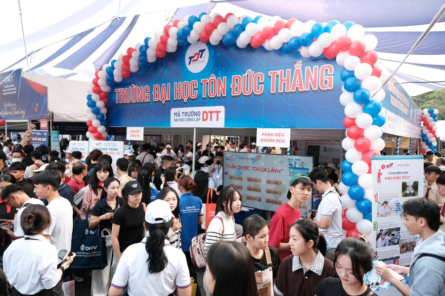 Ngày hội tư vấn tuyển sinh - hướng nghiệp 2026 diễn ra tại TPHCM sáng 8/3. 