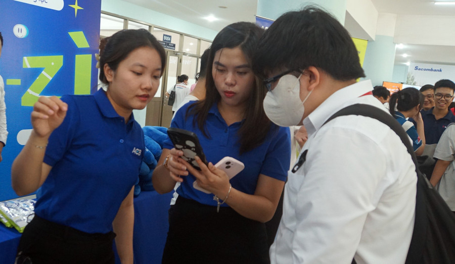 Nhân viên Ngân hàng ACB tư vấn cho sinh viên tại ngày hội việc làm Finance Career Day - TDTU 2025. Ảnh: Lê Mạnh