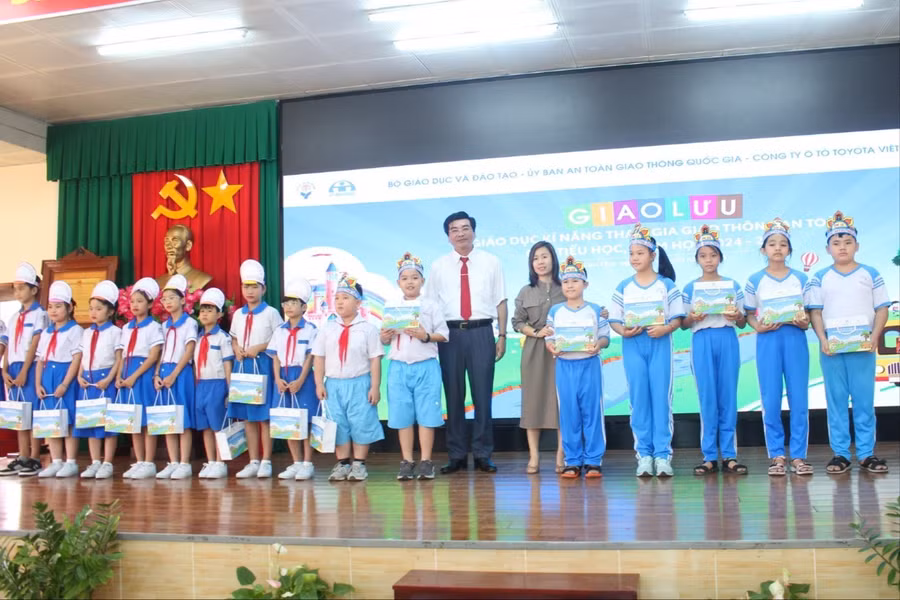 Lãnh đạo Sở GD&ĐT TP Cần Thơ và đại diện Toyota Việt Nam trao quà cho học sinh tham gia Hội Giao lưu.