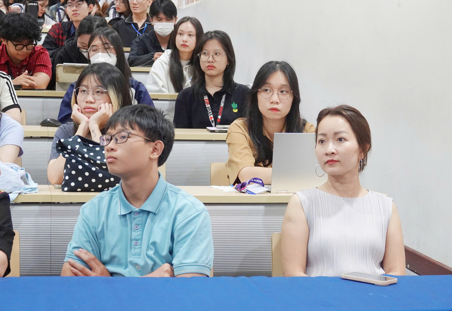 Hội thảo thu hút nhiều giảng viên, sinh viên tham dự. Ảnh: Bùi Diễn. hoi-thao.jpg