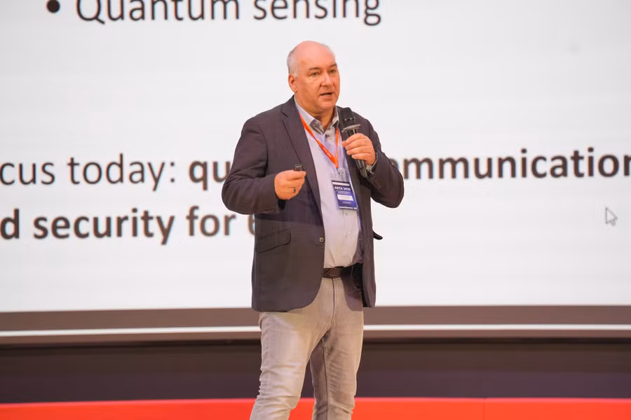 GS.TS Miroslav Voznak, Đại học kỹ thuật Ostrava (Cộng hòa Séc), diễn giả chính tại hội thảo trình bày tham luận với chủ đề "Quantum Technologies in 6G Networks: Opportunities and Challenges".