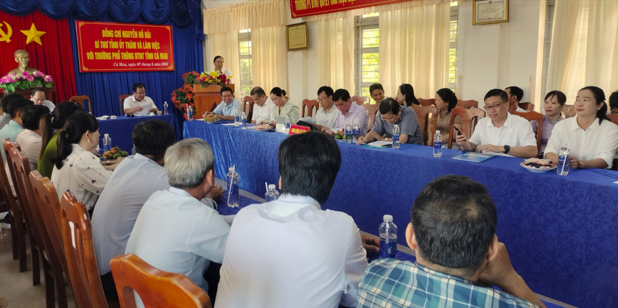 Đoàn Công tác Tỉnh ủy Cà Mau làm việc với Trường PTDTNT Cà Mau. bi-thu-tham-truong-dt-4.jpg
