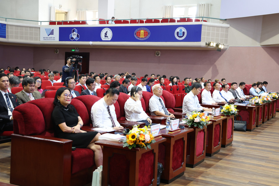 Đại biểu dự hội thảo khoa học "Hiện đại hóa, nâng tầm giáo dục đại học Việt Nam, tạo đột phá phát triển nhân lực trình độ cao và nhân tài, dẫn dắt nghiên cứu, đổi mới sáng tạo". Ảnh: ĐHQG TPHCM. dai-bieu-1.jpg