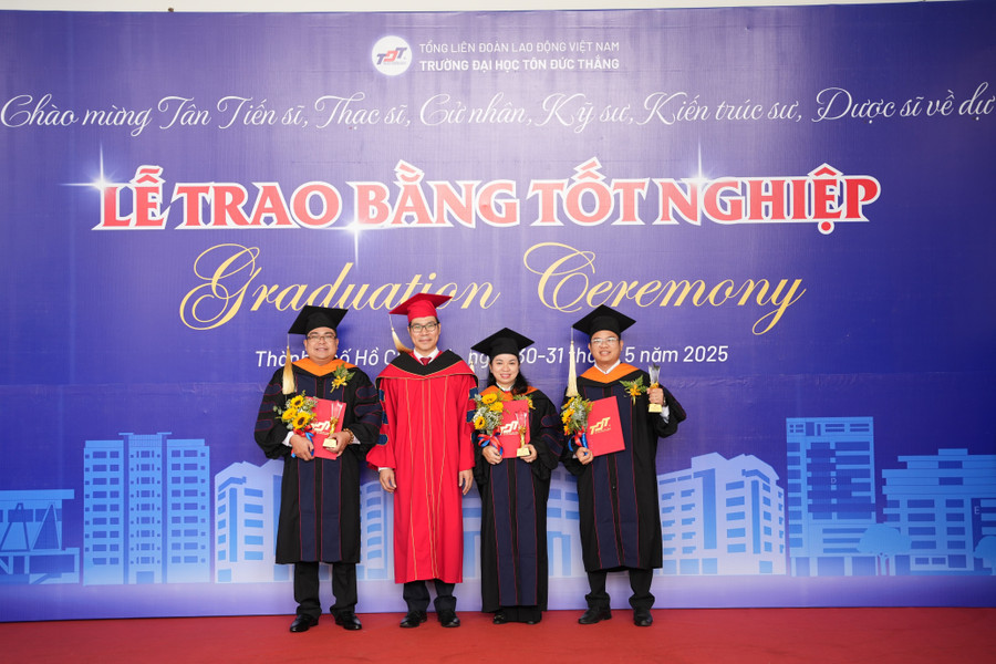 Các tân Tiến sĩ tại lễ tốt nghiệp. Ảnh: TDTU tien-si.jpg