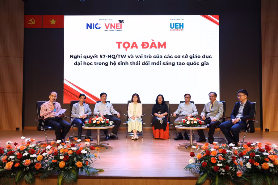 Chương trình tọa đàm Nghị quyết số 57/NQ-TW và vai trò của cơ sở giáo dục đại học trong hệ sinh thái đổi mới sáng tạo quốc gia. Ảnh: UEH