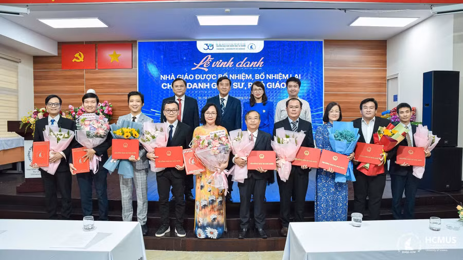 Lễ vinh danh nhà giáo được bổ nhiệm và bổ nhiệm lại chức danh Giáo sư, Phó Giáo sư của Trường Đại học Khoa học Tự nhiên, ngày 7/2. Ảnh: HCMUS