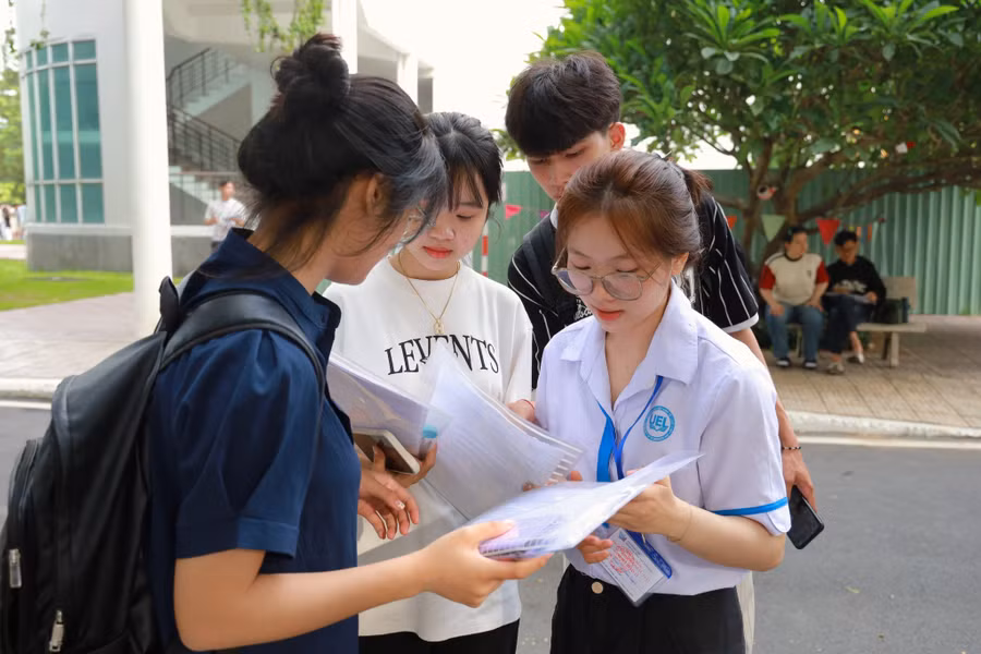 Thí sinh dự thi đánh giá năng lực Đại học Quốc gia TPHCM năm 2025 tại điểm thi Trường Đại học Kinh tế - Luật. Ảnh: UEL