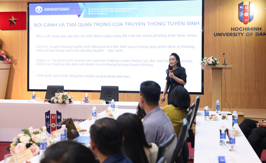 ThS Nguyễn Thị Bích Ngọc trình bày về chủ đề khủng hoảng truyền thông trong tuyển sinh. thsbichngoc.jpg