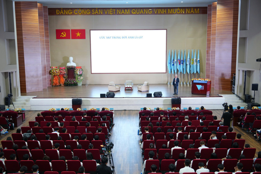 Lễ khai khóa năm 2025 của Đại học Quốc gia TPHCM có sự tham dự của hàng trăm học sinh, sinh viên các đơn vị thành viên. Ảnh: VNUHCM dien-gia-2.jpg