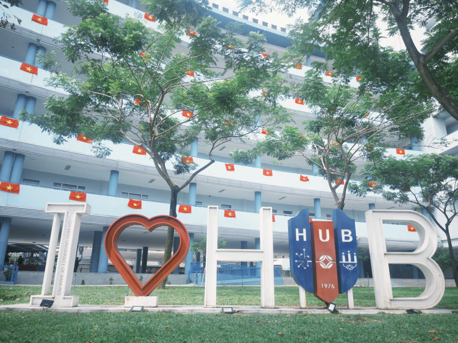 Khuôn viên Trường Đại học Ngân hàng TPHCM trang trí cờ, hoa chào mừng 80 năm Ngày Quốc khánh. ngan-hang.jpg