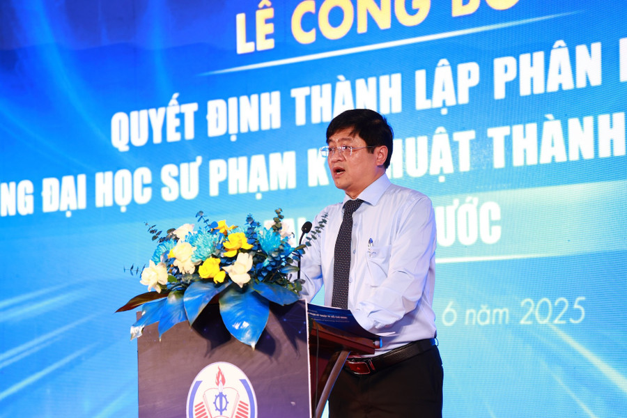 PGS.TS Lê Hiếu Giang - Hiệu trưởng Trường Đại học Sư phạm Kỹ thuật TPHCM phát biểu tại buổi lễ. Ảnh: HCMUTE img-3057.jpg