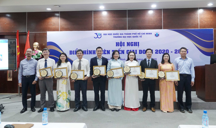 Tại hội nghị, 5 tập thể và 11 cá nhân Trường Đại học Quốc tế được nhà trường tuyên dương. quoc-te.jpg