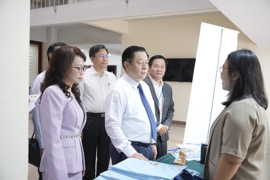 Ông Nguyễn Trọng Nghĩa cùng các đại biểu tham quan các gian trưng bày từ các trường đại học bên lề hội thảo khoa học. Ảnh: ĐHQG TPHCM. trao-doi.jpg