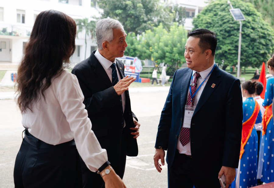 PGS.TS Nguyễn Đức Trung, Hiệu trưởng Trường Đại học Ngân hàng TPHCM (phải) trao đổi với PGS.TS Tan Kay Chuan, Trưởng đoàn đánh giá ngoài.