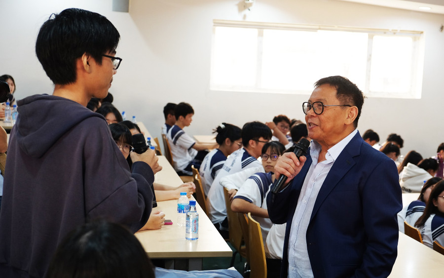 GS Dương Nguyên Vũ trao đổi với một học sinh. Ảnh: Mạnh Tùng dscf0031-1.jpg