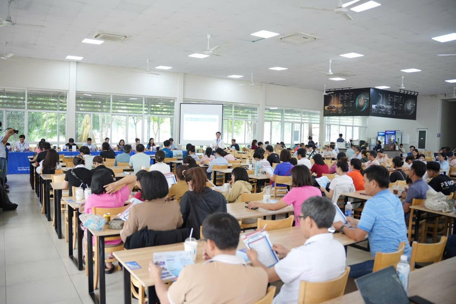 Tại điểm thi Trường Đại học Kinh tế - Luật, Đại học Quốc gia TPHCM, phụ huynh được mời nghỉ ngơi tại khu vực căn tin trường trong lúc chờ thí sinh làm bài. uel.jpg