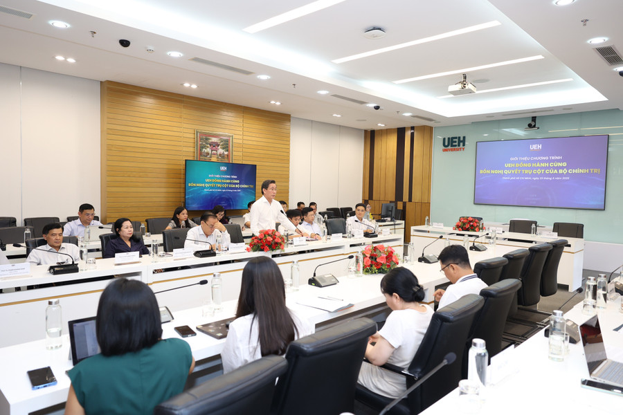 GS.TS Sử Đình Thành - Giám đốc UEH nói về chương trình “UEH đồng hành cùng 4 Nghị quyết trụ cột của Bộ Chính trị”. Ảnh: UEH zan-6351.jpg