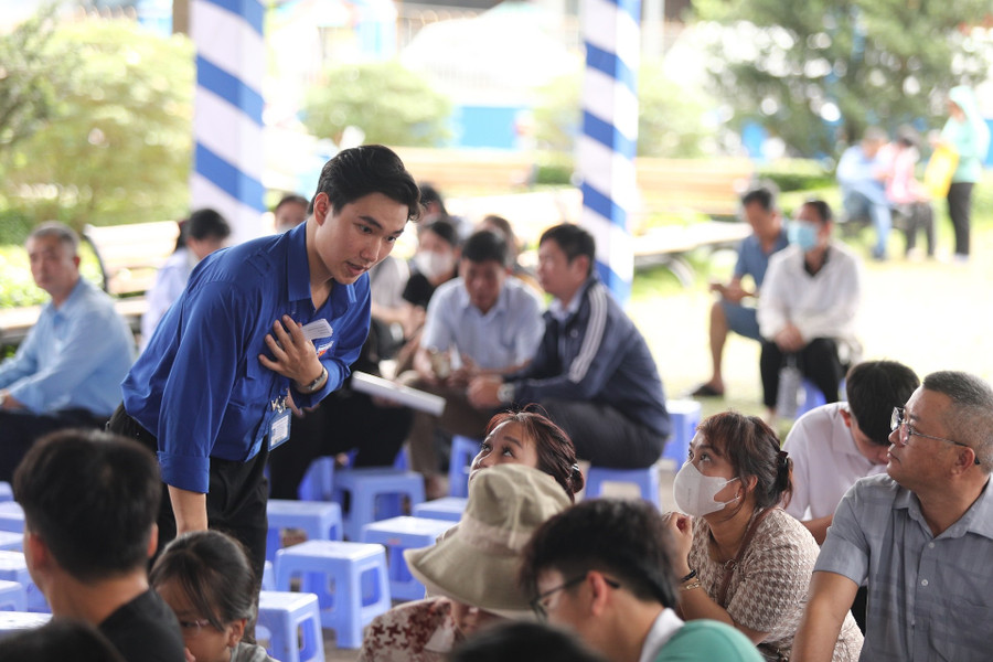 Các tình nguyện viên hỗ trợ phụ huynh và thí sinh. Ảnh: TDMU hinh0242.jpg