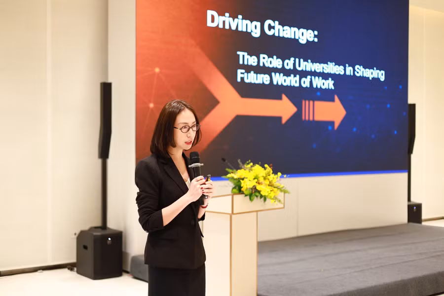 Bà Linh Lê , Quản lý hợp tác quốc tế, Đại học Adelaide mang đến những góc nhìn từ trường đại học này.