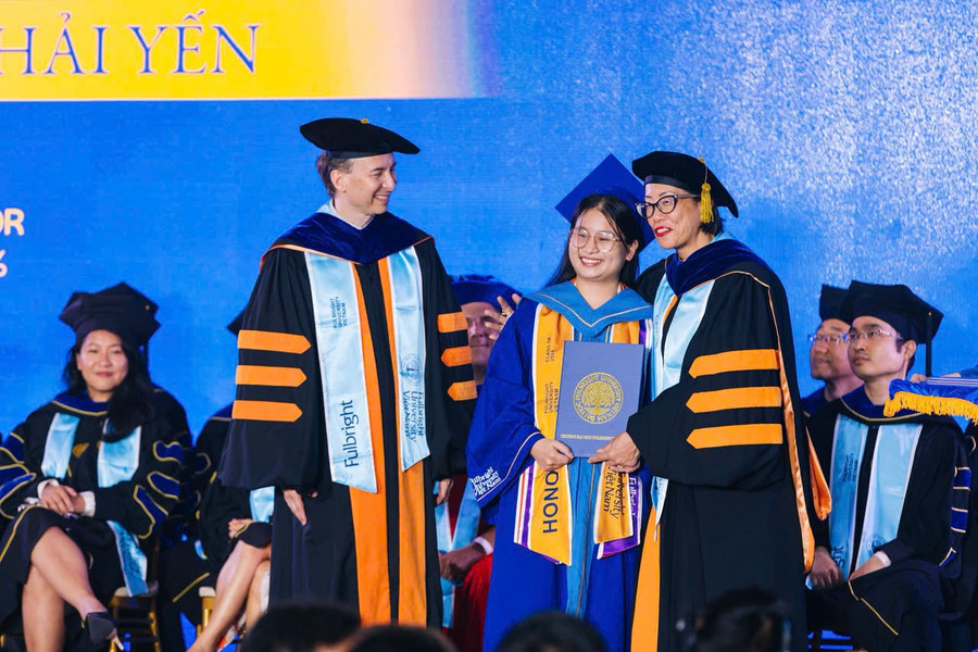 Hải Yến nhận bằng tốt nghiệp tại Trường Đại học Fulbright Việt Nam. Ảnh: FUV.