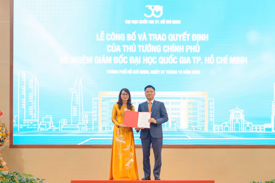 Phó Thủ tướng Lê Thành Long trao quyết định bổ nhiệm của Thủ tướng Chính phủ cho GS.TS. Nguyễn Thị Thanh Mai.