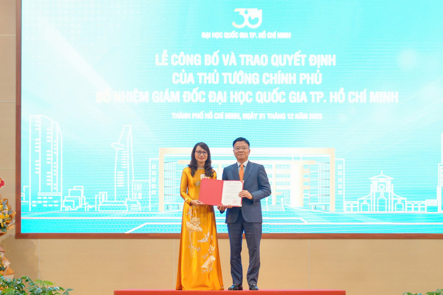 Phó Thủ tướng Lê Thành Long trao quyết định bổ nhiệm của Thủ tướng Chính phủ cho GS.TS. Nguyễn Thị Thanh Mai.