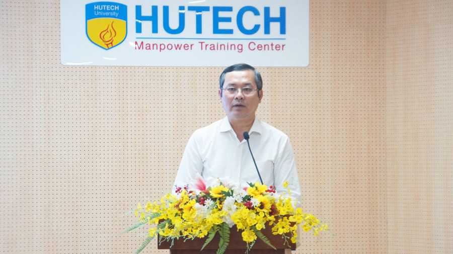 Thứ trưởng Bộ GD&ĐT Nguyễn Văn Phúc phát biểu chỉ đạo tại hội nghị. Ảnh: Mạnh Tùng