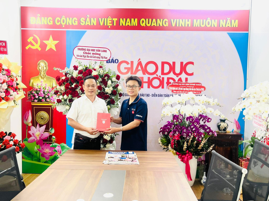 Đại diện Trường Đại học Văn Lang thăm, chúc mừng đơn vị. dhvl.jpg