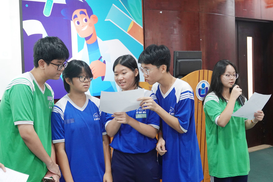 Học sinh trong vai nhà hoạch định chính sách, doanh nhân, công dân...tranh luận các nội dung. 1.jpg