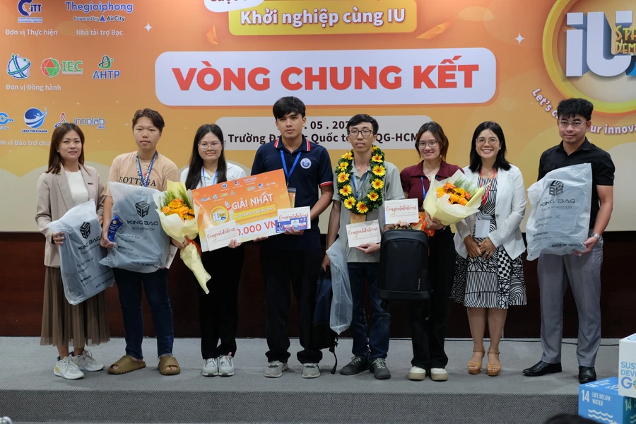 Nhóm sinh viên đoạt giải Nhất cuộc thi khởi nghiệp IU Startup Demo Day lần VII năm 2025. Ảnh: Lê Mạnh