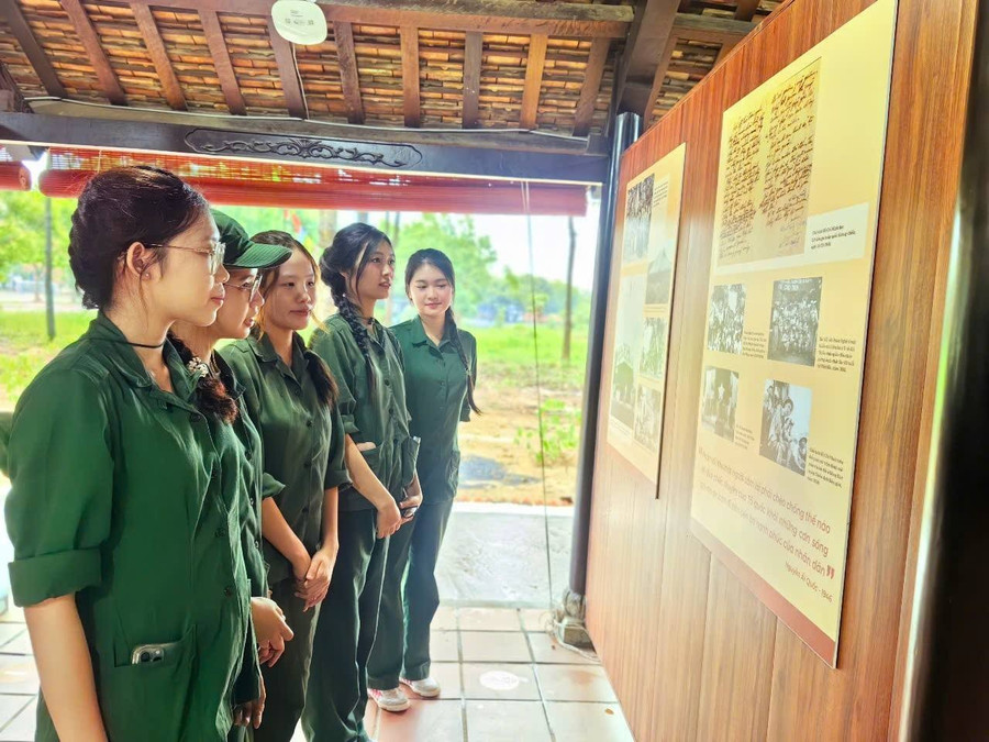 Sinh viên tham quan Khu tưởng niệm và trưng bày về cuộc đời và sự nghiệp Chủ tịch Hồ Chí Minh. Ảnh: ĐHQG-HCM khu-tuong-niem.jpg