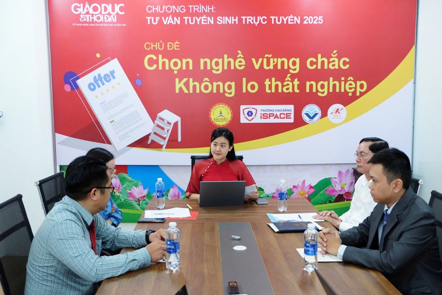 Các diễn giả tham dự chương trình. toa-dam-3-1.jpg