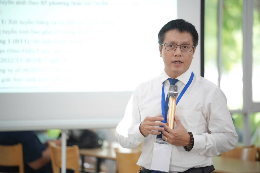 Đại diện Trường Đại học Kinh tế - Luật giới thiệu các thông tin tuyển sinh cũng như giải đáp thắc mắc trong lựa chọn ngành nghề cho gia đình thí sinh. 33.jpg