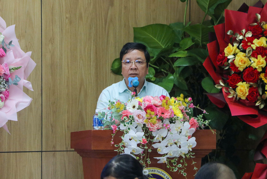 PGS.TS Nguyễn Văn Hùng, Hiệu trưởng kiêm Giám đốc Phân hiệu Trường Đại học Giao thông Vận tải tại TPHCM phát biểu tại hội nghị. Ảnh: UTC2 lanh-dao-utc2.jpg