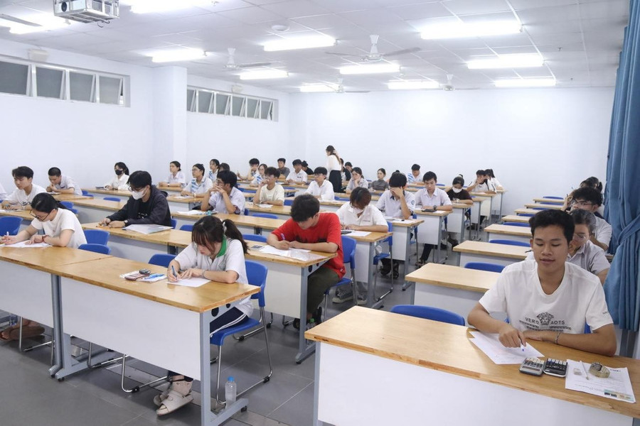 Bài thi gồm 120 câu hỏi trắc nghiệm khách quan, thời gian làm bài 150 phút, thi trên giấy. thi-sinh.jpg