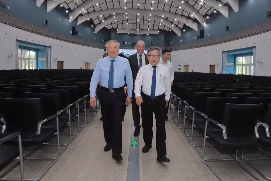 Phó Thủ tướng Thường trực Chính phủ Nguyễn Hòa Bình (trái) thăm và làm việc tại Trường Đại học Việt Đức (VGU). Ảnh: Mạnh Tùng