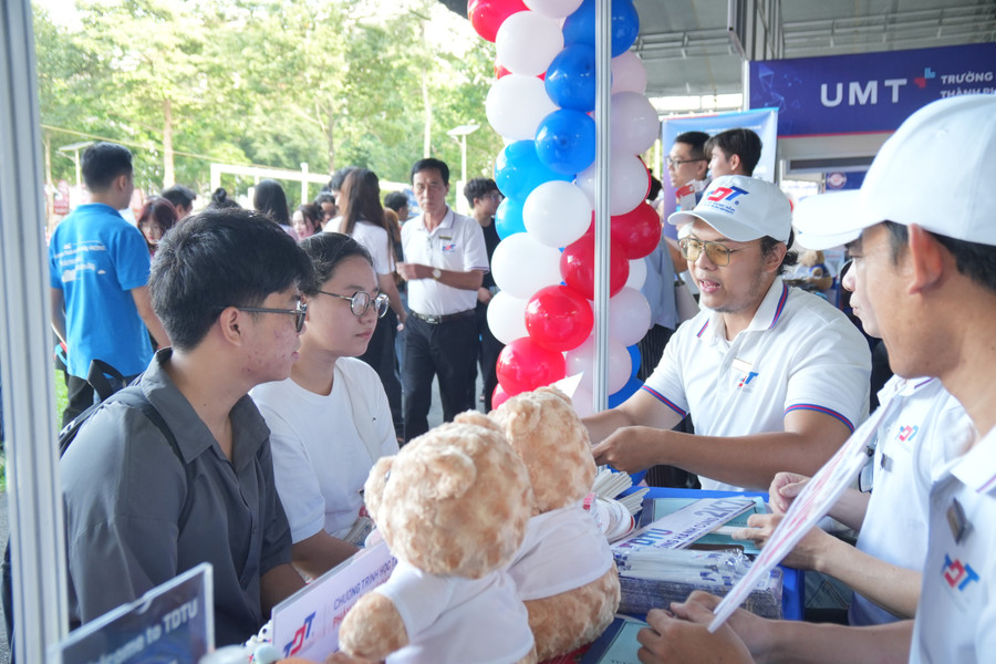 Thí sinh tìm hiểu thông tin tại gian hàng tư vấn của Trường Đại học Tôn Đức Thắng. Ảnh: Lê Nam tu-van.jpg