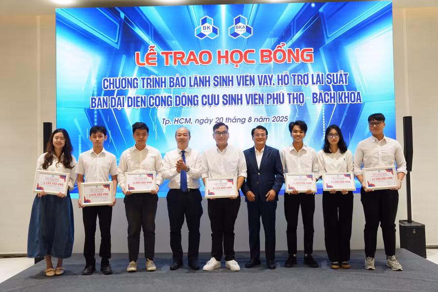 8 sinh viên nhận học bổng trong chương trình bảo lãnh sinh viên vay, hỗ trợ lãi suất của BKA, ngày 20/8.