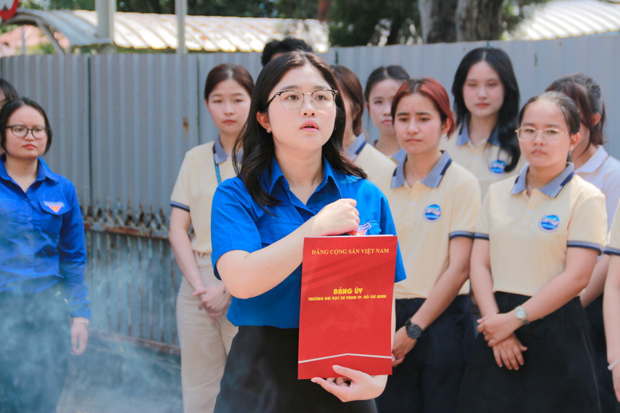 Sinh viên ưu tú được kết nạp vào Đảng tại hành trình "Người cộng sản trẻ", chiều 7/3. Ảnh: HCMUE.