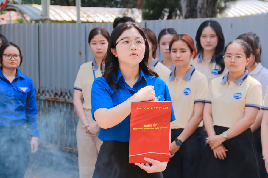 Sinh viên ưu tú được kết nạp vào Đảng tại hành trình "Người cộng sản trẻ", chiều 7/3. Ảnh: HCMUE.