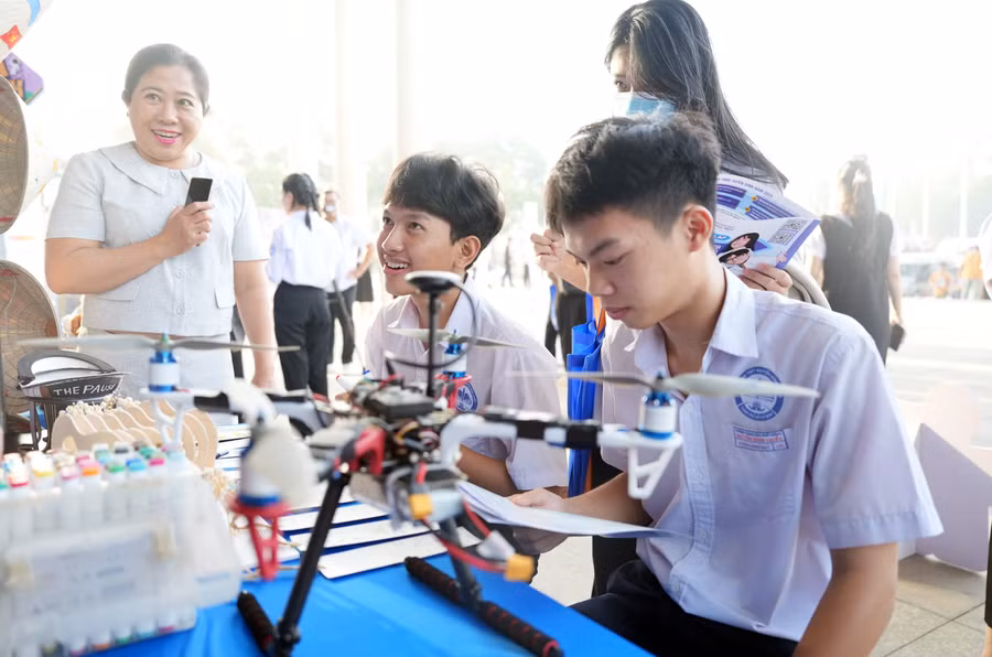 Học sinh tìm hiểu thông tin tuyển sinh năm 2026 tại Trường Đại học Thủ Dầu Một. Ảnh: TDMU.