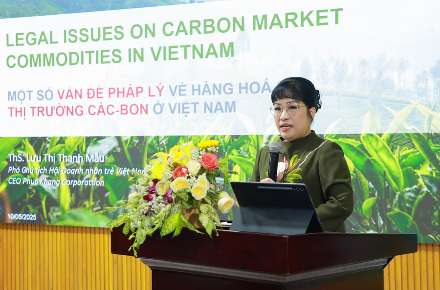 Bà Lưu Thị Thanh Mẫu – Phó Chủ tịch Hội doanh nhân trẻ Việt Nam, CEO Phúc Khang Corporation trình bày về một số vấn đề pháp lý về hàng hoá của thị trường carbon ở Việt Nam. Ảnh: NTCC screenshot-2025-05-10-at-140246.png