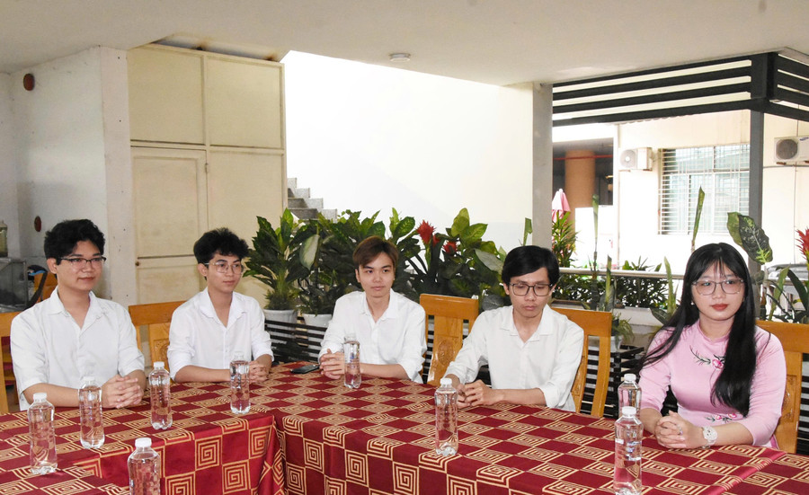 Nhóm sinh viên bày tỏ quyết tâm tiếp tục nghiên cứu, thực hiện các công trình khoa học mang tính ứng dụng cao. Ảnh: HCMUE sv1.jpg