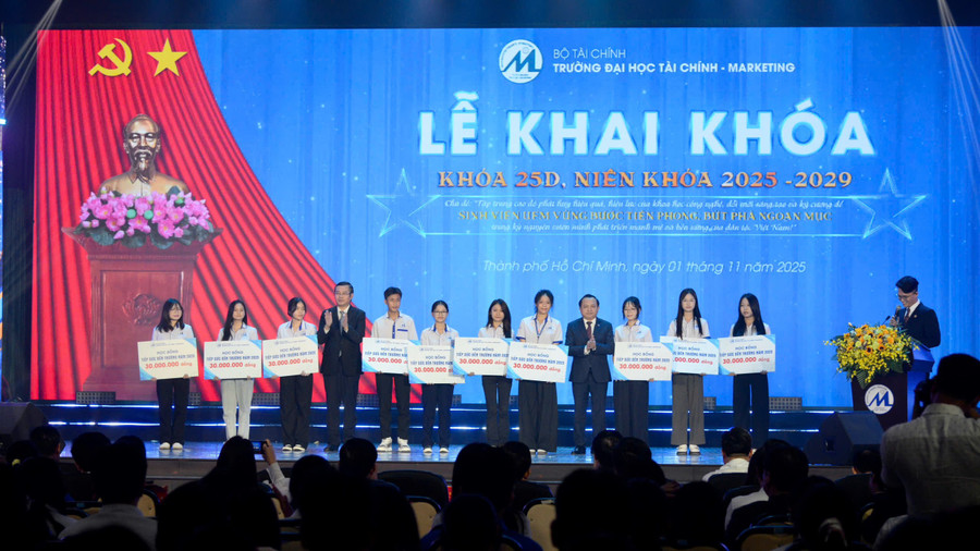 Thứ trưởng Bộ GD&ĐT Nguyễn Văn Phúc và Thứ trưởng Bộ Tài chính Lê Tấn Cận trao học bổng tiếp sức đến trường cho sinh viên tại buổi lễ khai khóa. Ảnh: UFM