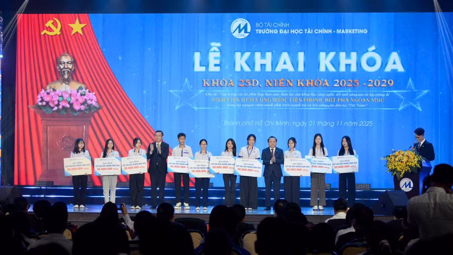 Thứ trưởng Bộ GD&ĐT Nguyễn Văn Phúc và Thứ trưởng Bộ Tài chính Lê Tấn Cận trao học bổng tiếp sức đến trường cho sinh viên tại buổi lễ khai khóa. Ảnh: UFM