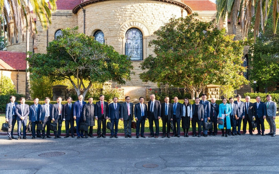 Đoàn công tác của TPHCM và đại diện lãnh đạo Đại học Stanford tại khuôn viên đại học này. image-57.jpg